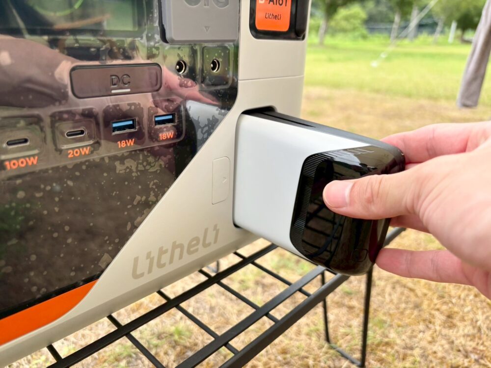充電済みバッテリーを抜き取り