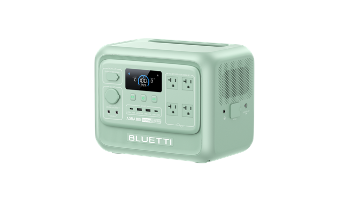 BLUETTI AORA 100 V2の持ち手、前面端子、側面のAC入力が見える斜め写真