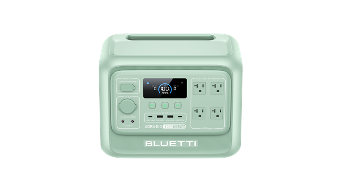 BLUETTI AORA 100 V2の正面。左上にDC/PV入力、中央に表示画面、右側にAC出力がある